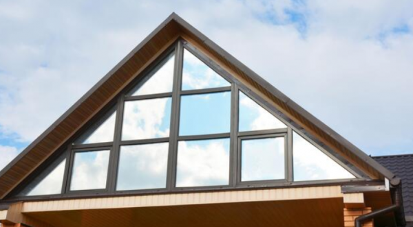 Atap Gable dengan Jendela Besar Panoramic